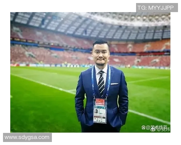 贺炜对足球明星的热爱与追逐展现了他的独特魅力与激情 贺炜对足球明星的热爱与追逐展现了他的独特魅力与激情